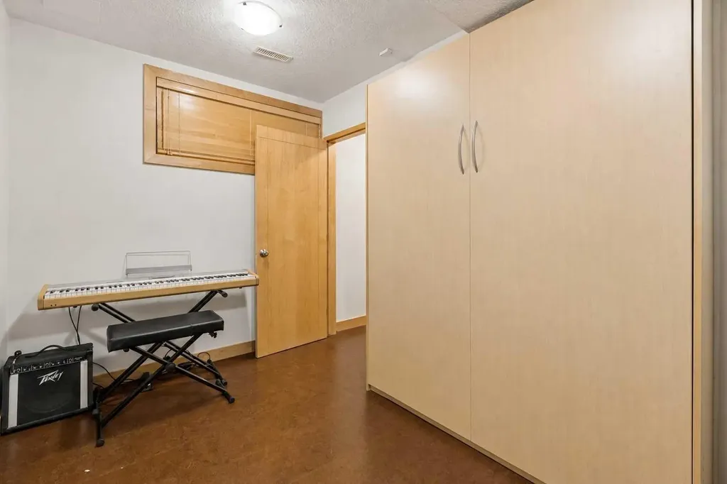 202 26 Avenue NW Calgary AB T2M 2C9