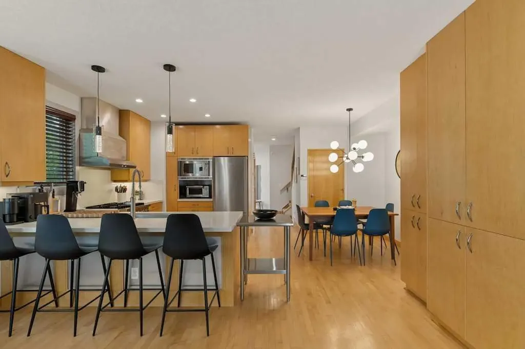 202 26 Avenue NW Calgary AB T2M 2C9