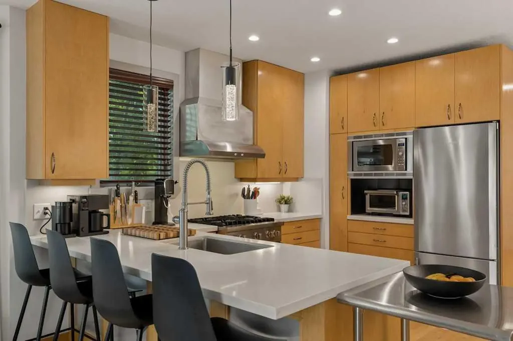 202 26 Avenue NW Calgary AB T2M 2C9