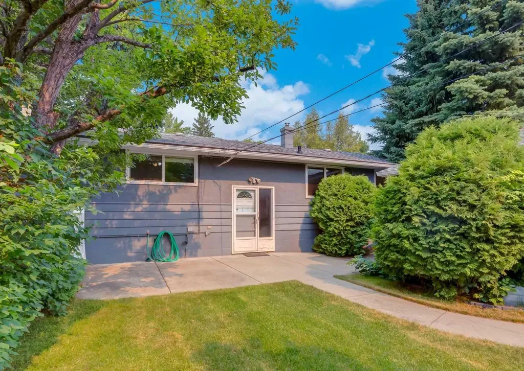 4220 Bowlen Street NW Calgary AB T2L 1P9