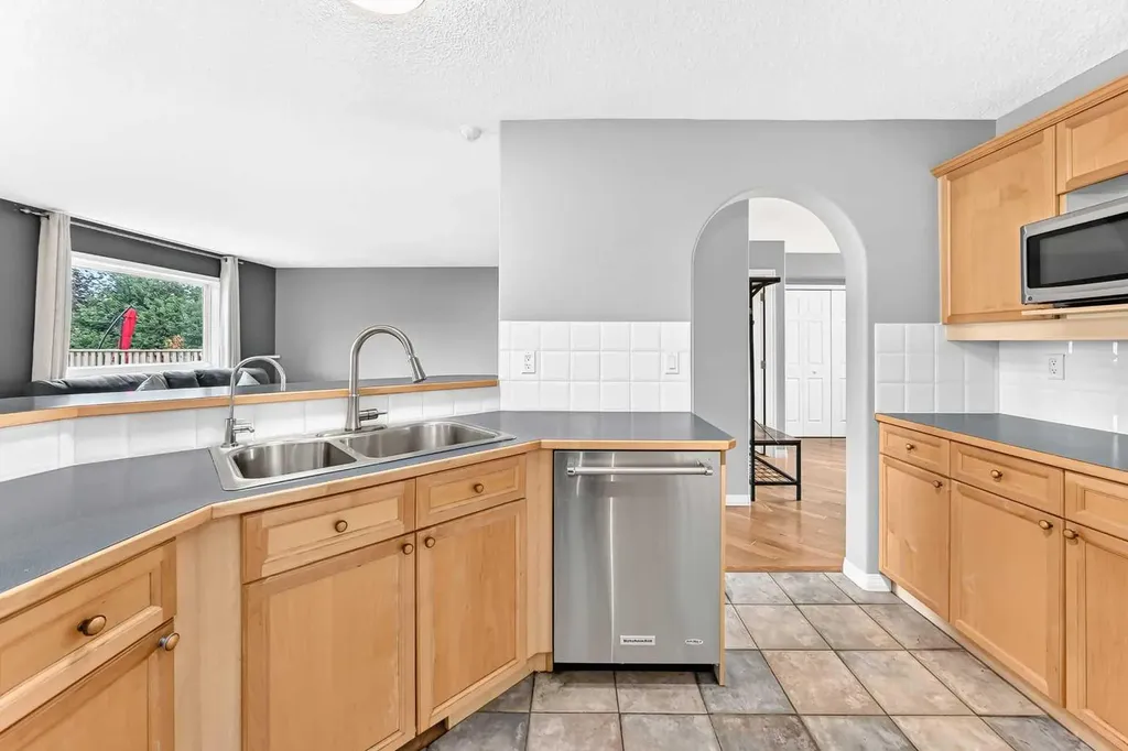 23 Thornbird Way SE Airdrie AB T4A2C3