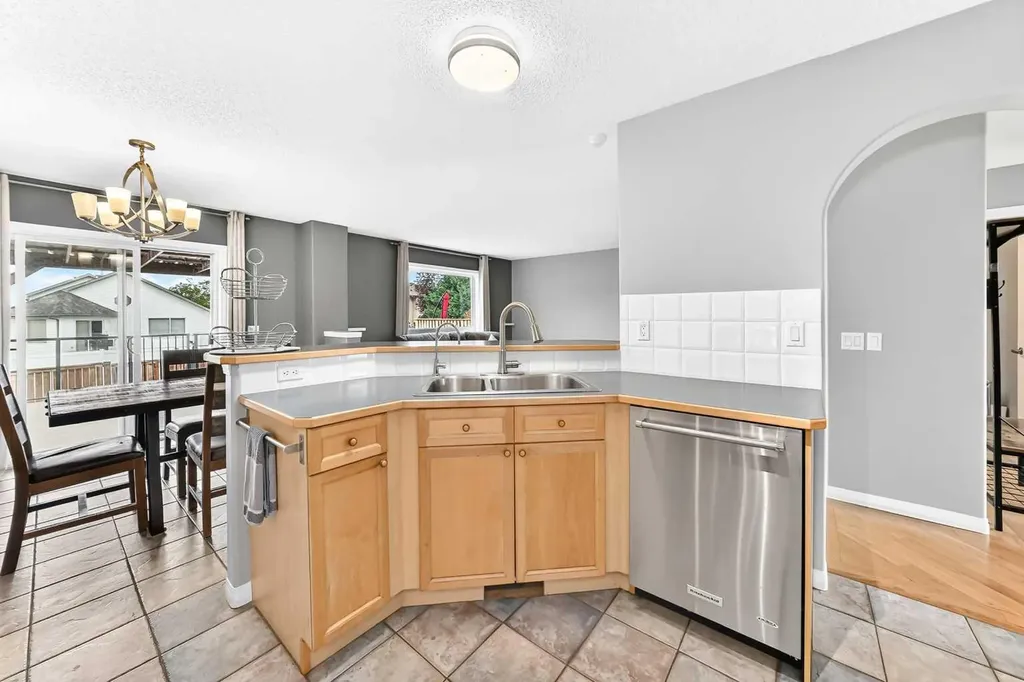 23 Thornbird Way SE Airdrie AB T4A2C3