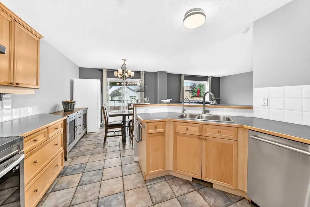 23 Thornbird Way SE Airdrie AB T4A2C3