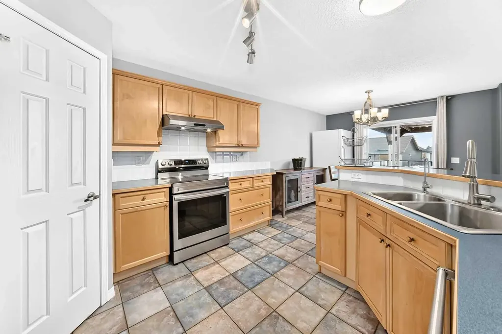 23 Thornbird Way SE Airdrie AB T4A2C3