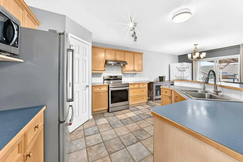 23 Thornbird Way SE Airdrie AB T4A2C3