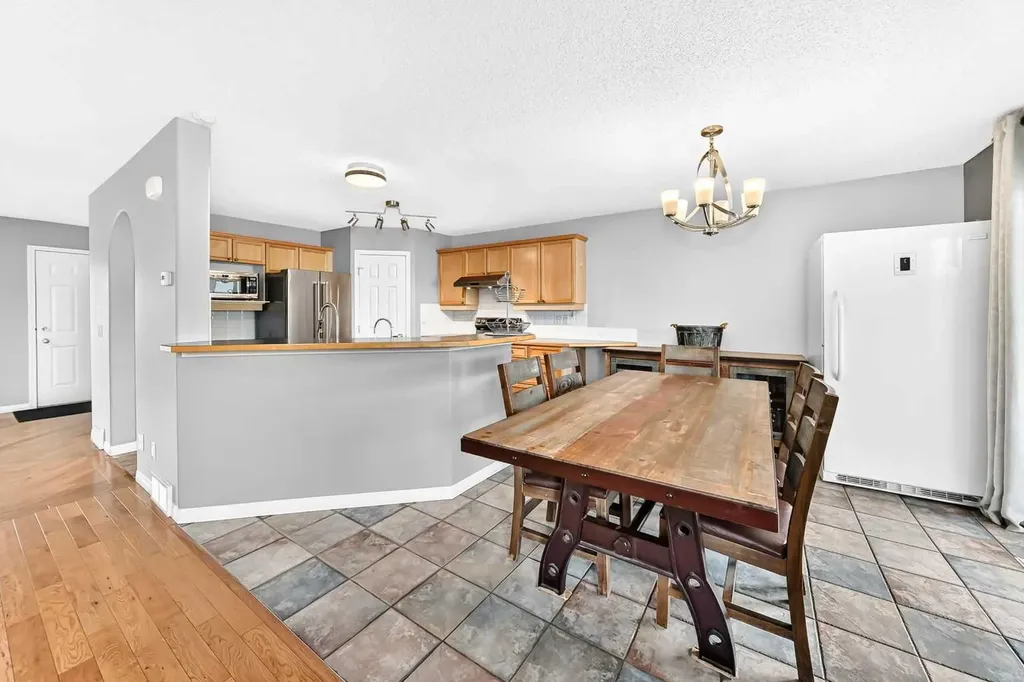 23 Thornbird Way SE Airdrie AB T4A2C3