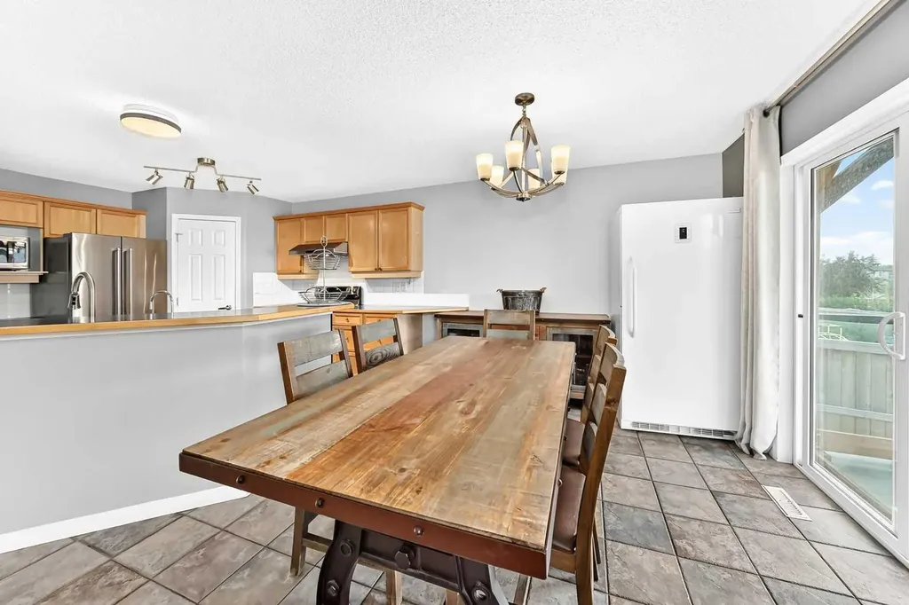 23 Thornbird Way SE Airdrie AB T4A2C3