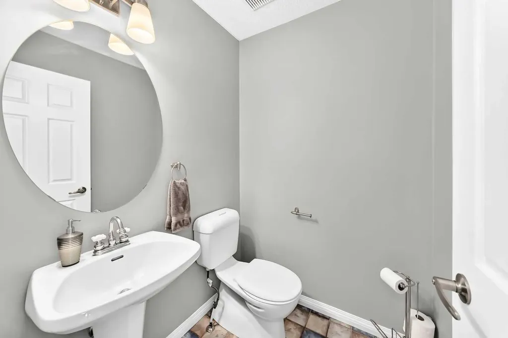23 Thornbird Way SE Airdrie AB T4A2C3