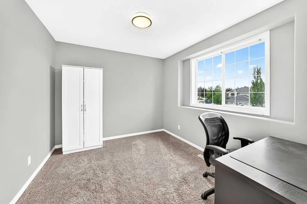 23 Thornbird Way SE Airdrie AB T4A2C3