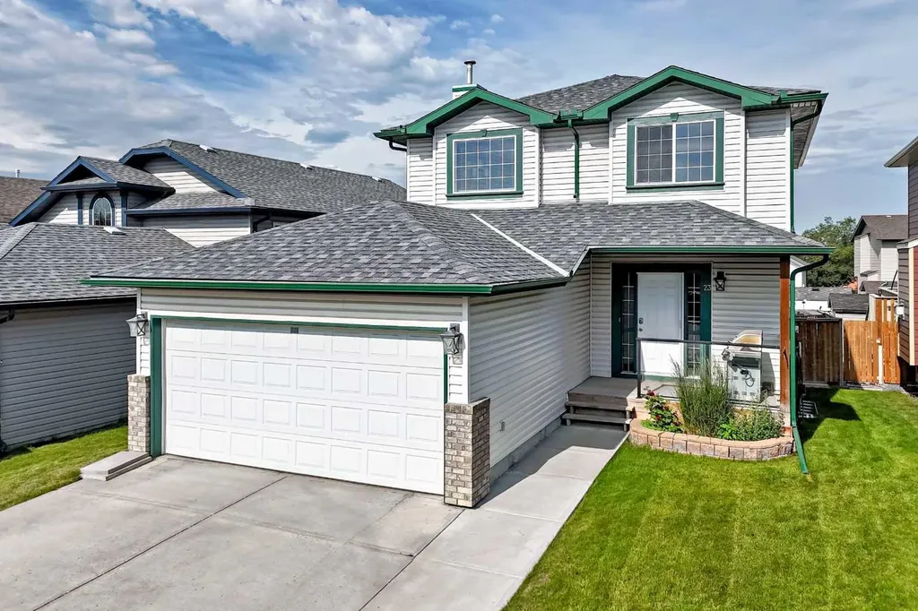 23 Thornbird Way SE Airdrie AB T4A2C3