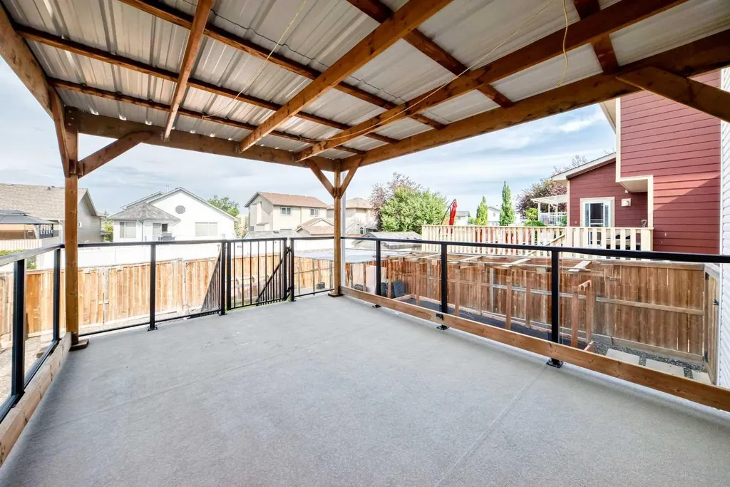 23 Thornbird Way SE Airdrie AB T4A2C3