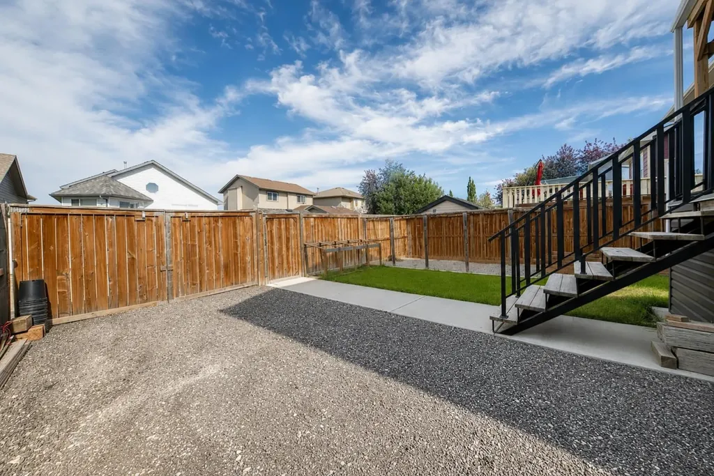 23 Thornbird Way SE Airdrie AB T4A2C3