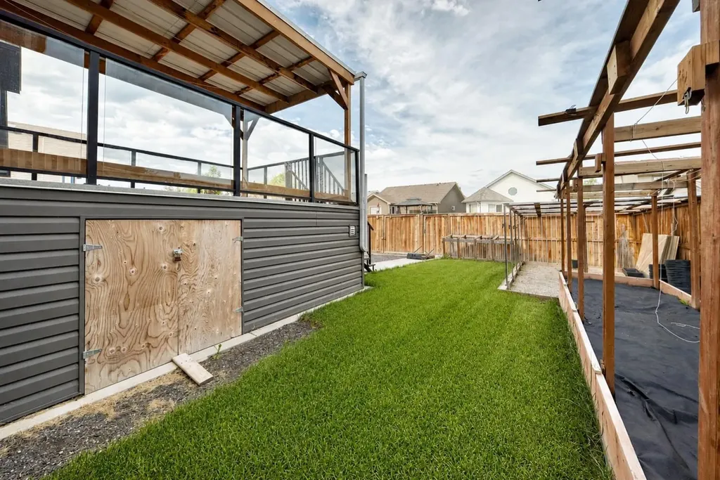 23 Thornbird Way SE Airdrie AB T4A2C3