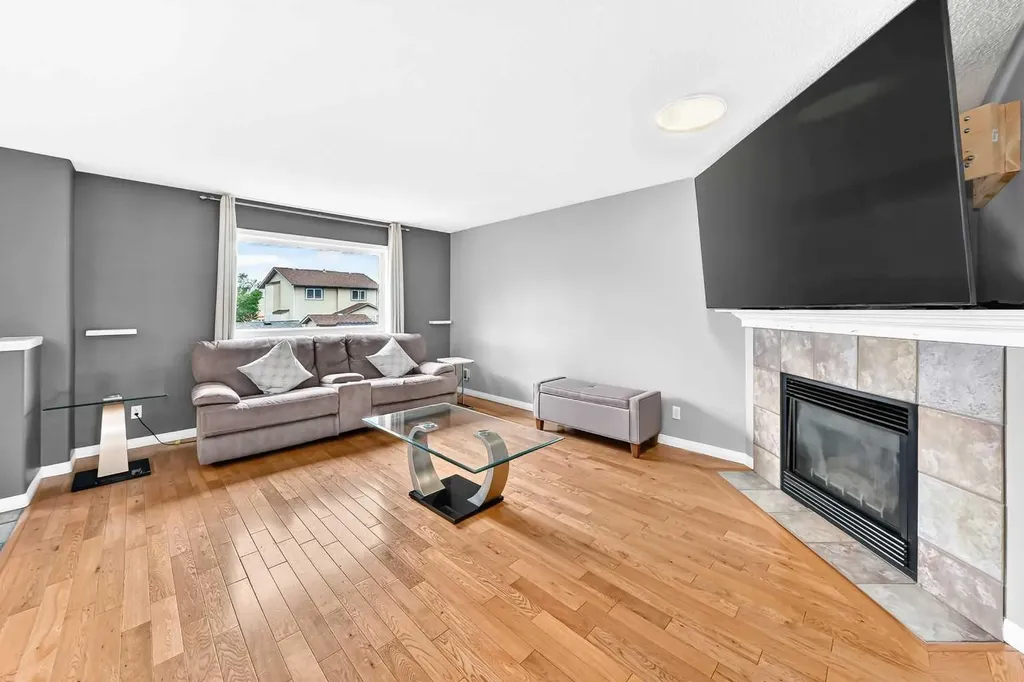 23 Thornbird Way SE Airdrie AB T4A2C3