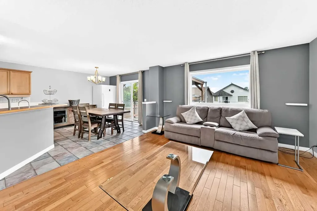 23 Thornbird Way SE Airdrie AB T4A2C3
