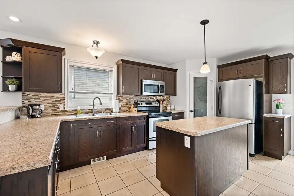 7208 40 Street Lloydminster AB T9V 2K7
