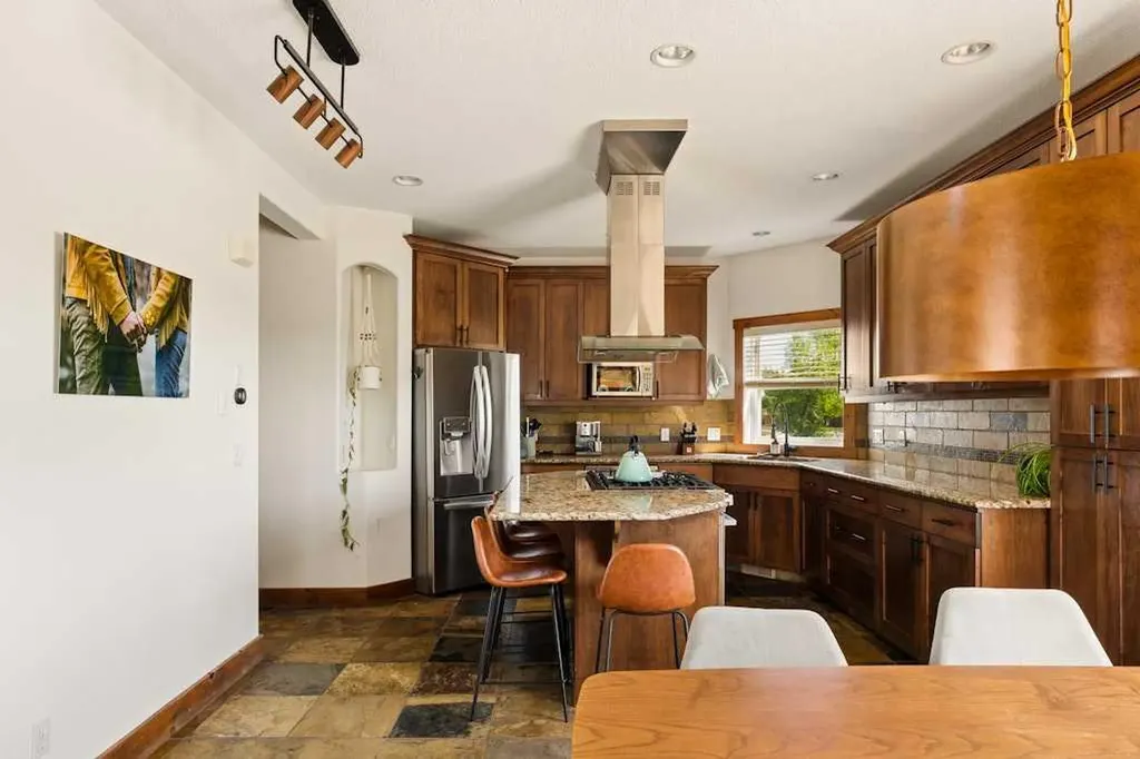 115 Rockmont Court NW Calgary AB T3G 5V8