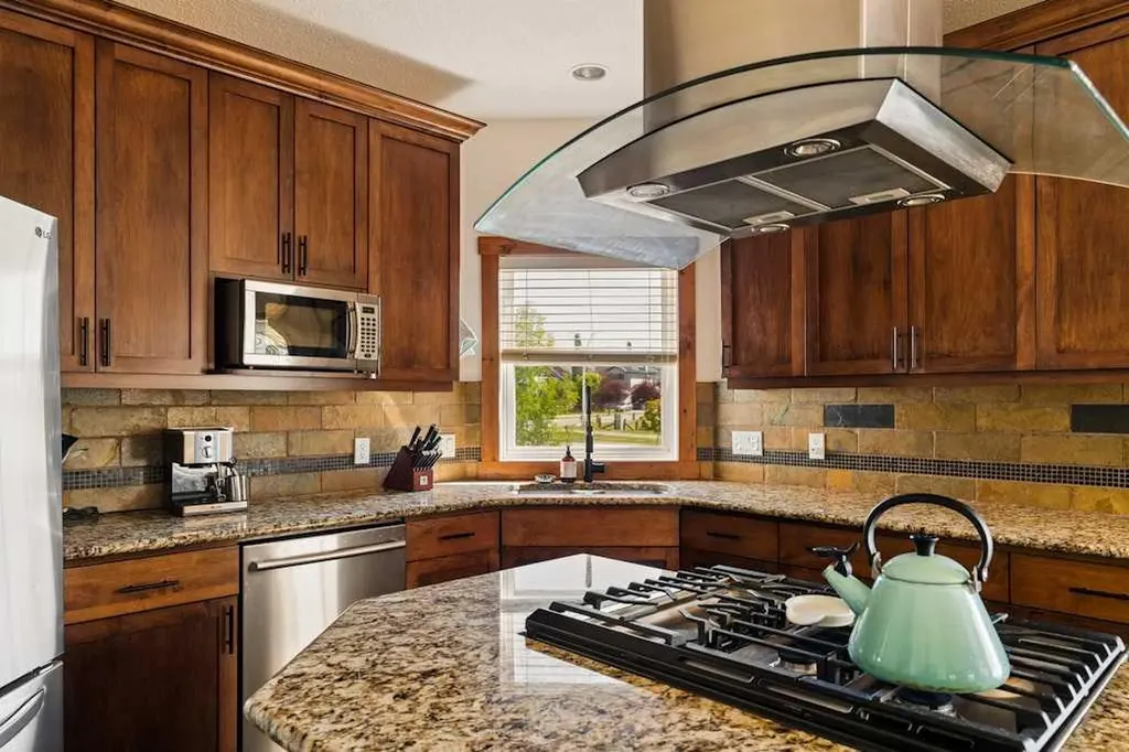 115 Rockmont Court NW Calgary AB T3G 5V8