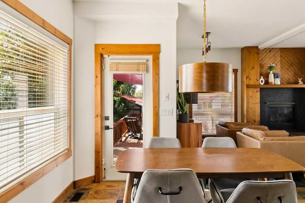 115 Rockmont Court NW Calgary AB T3G 5V8