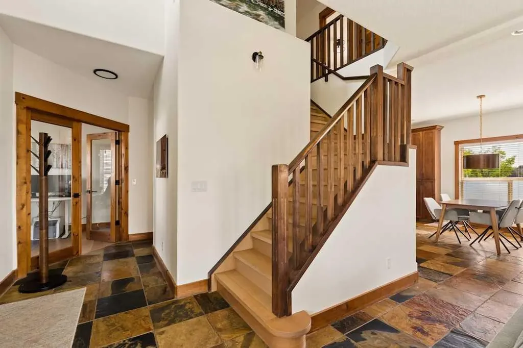 115 Rockmont Court NW Calgary AB T3G 5V8