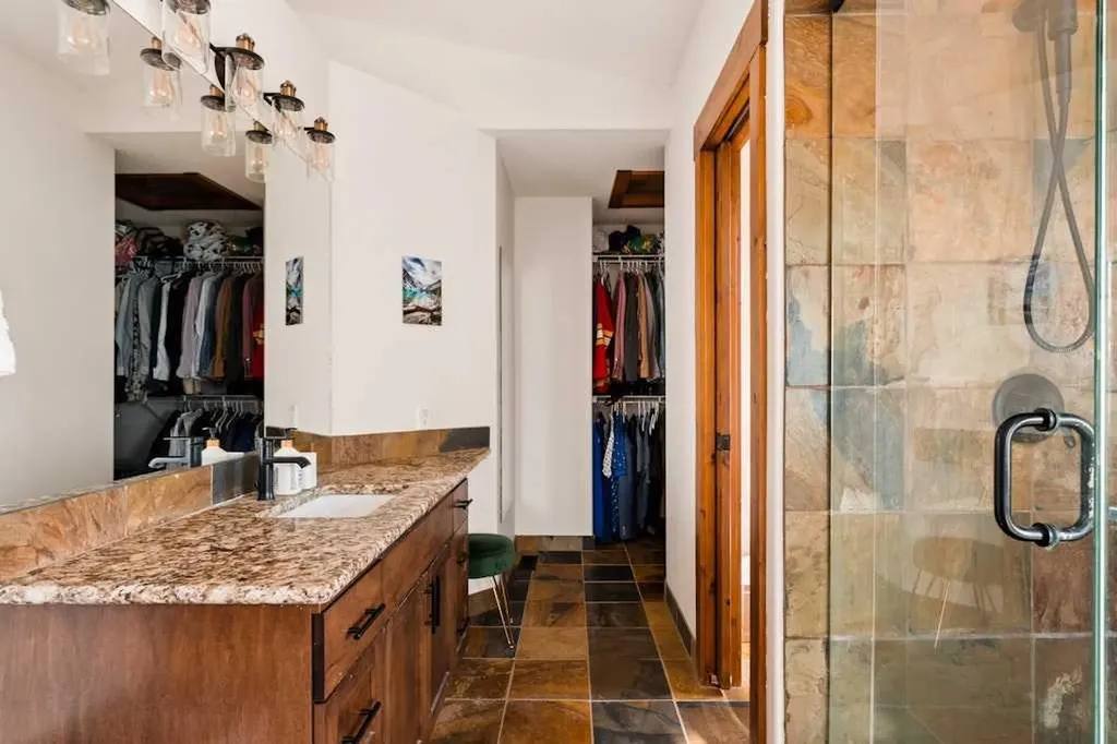 115 Rockmont Court NW Calgary AB T3G 5V8