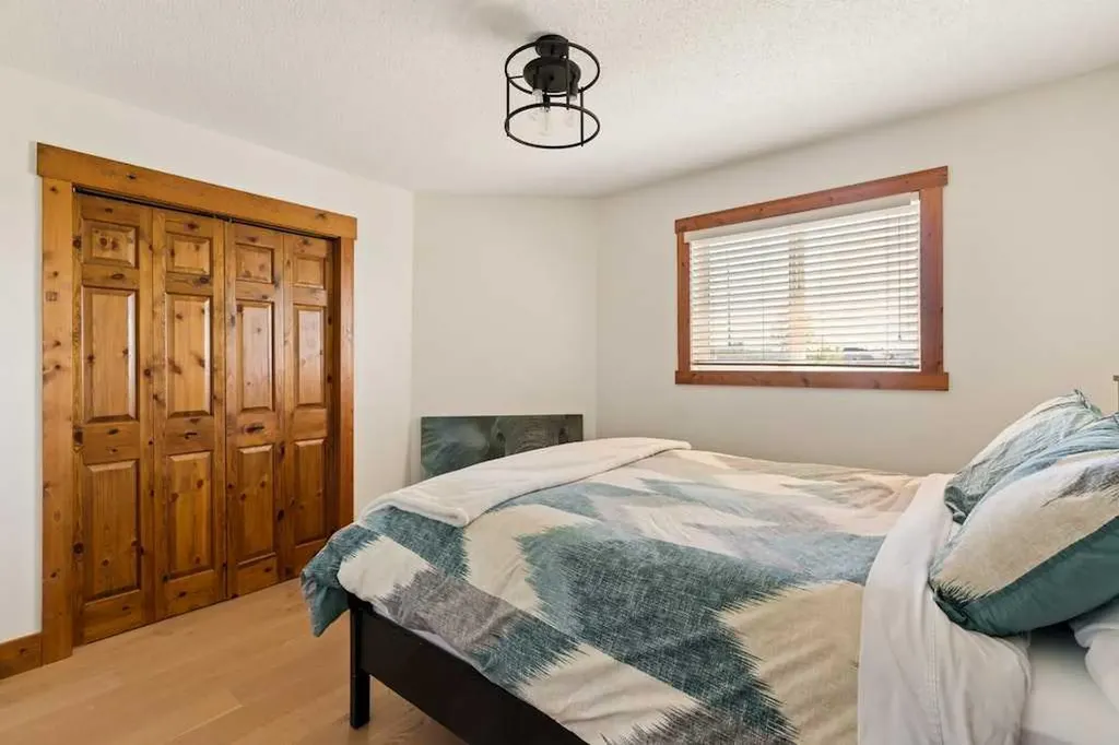 115 Rockmont Court NW Calgary AB T3G 5V8
