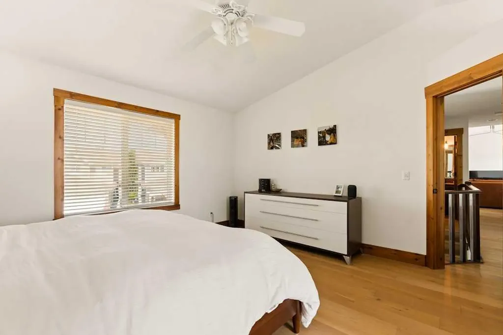 115 Rockmont Court NW Calgary AB T3G 5V8