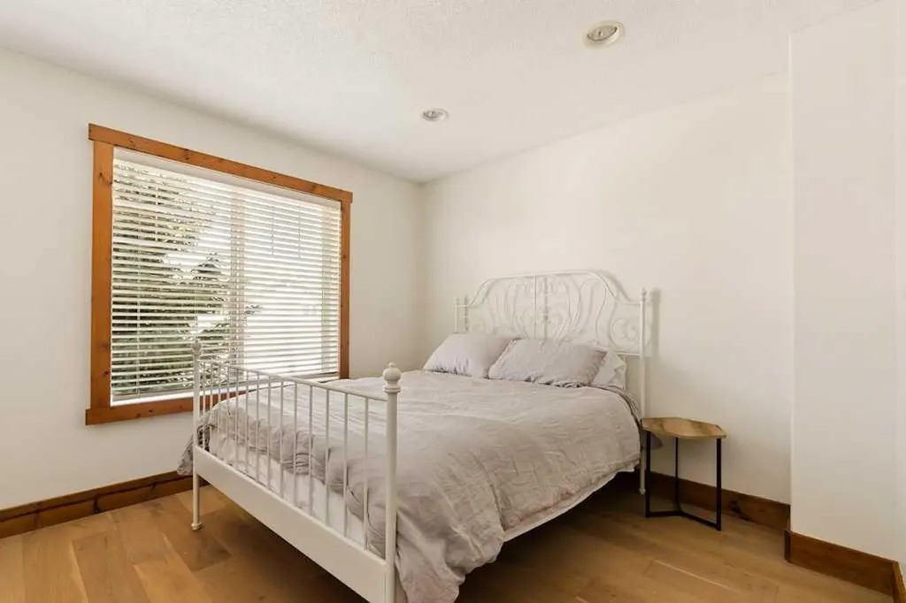 115 Rockmont Court NW Calgary AB T3G 5V8