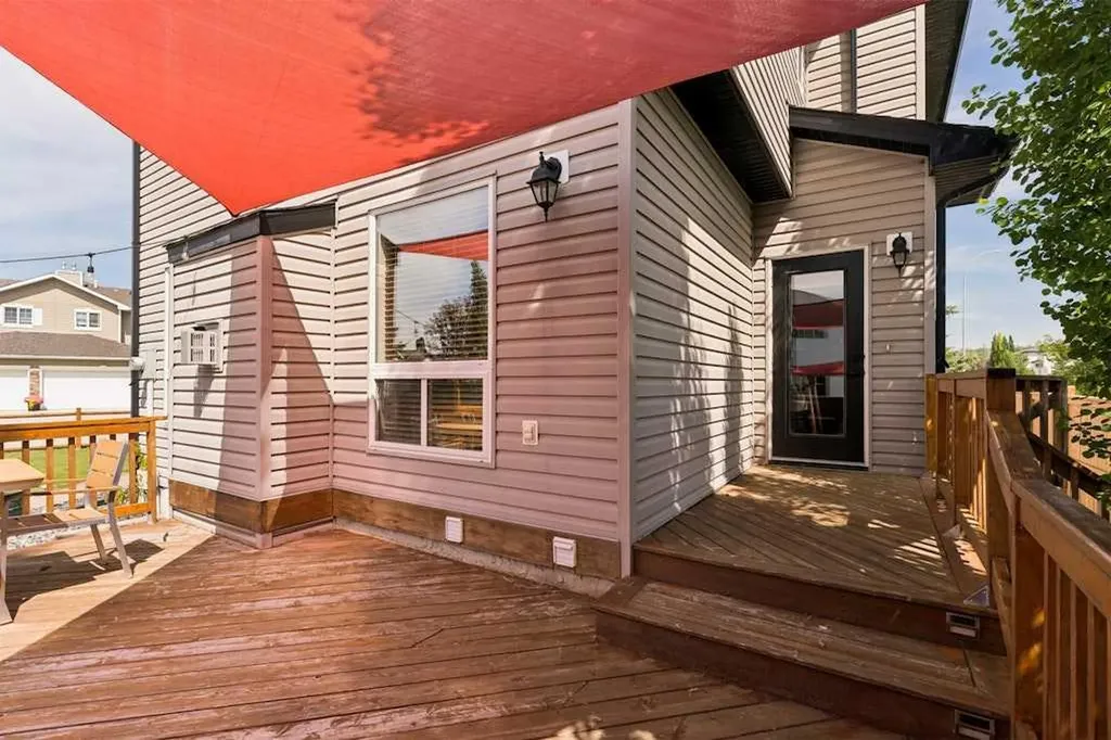 115 Rockmont Court NW Calgary AB T3G 5V8