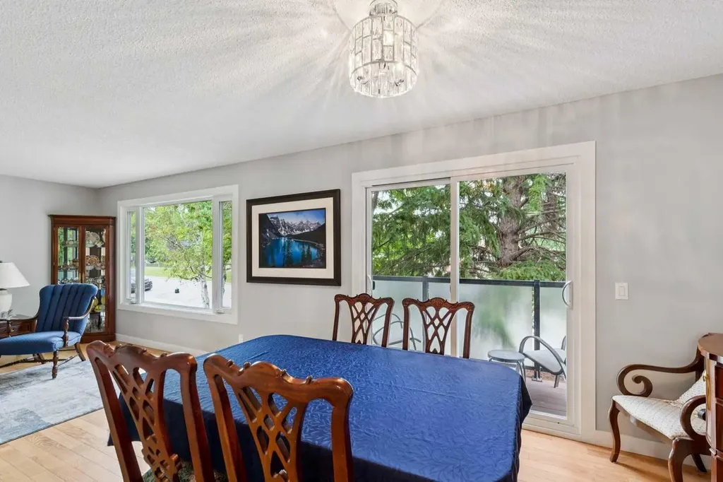 232 Thames Close NW Calgary AB T2K 5N4
