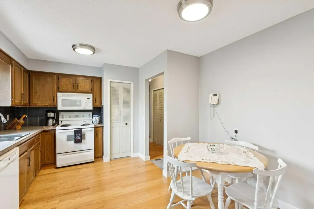 232 Thames Close NW Calgary AB T2K 5N4
