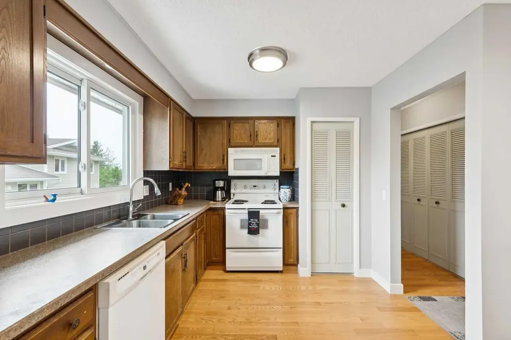 232 Thames Close NW Calgary AB T2K 5N4