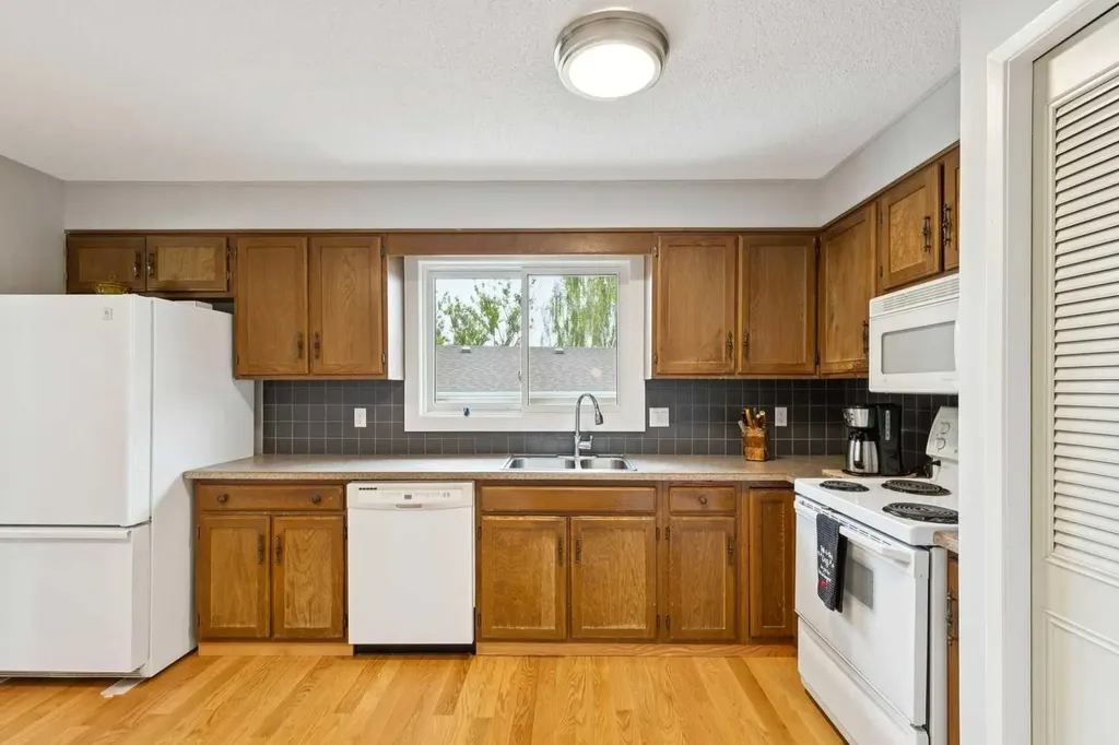 232 Thames Close NW Calgary AB T2K 5N4