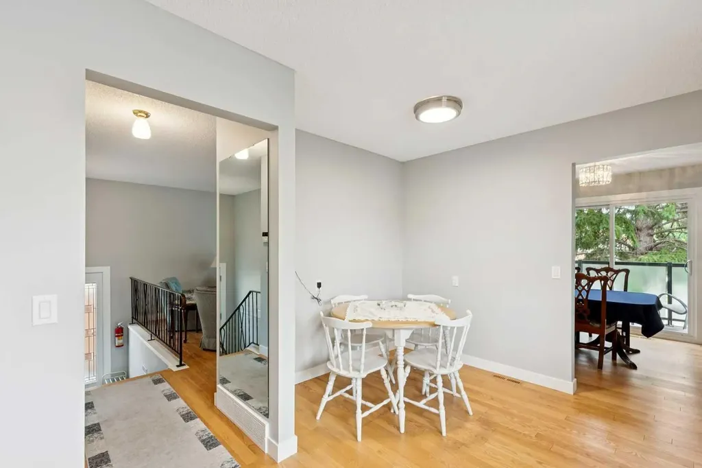 232 Thames Close NW Calgary AB T2K 5N4