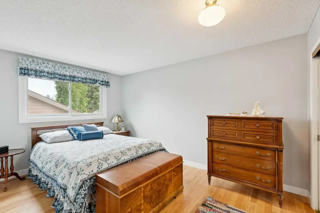 232 Thames Close NW Calgary AB T2K 5N4