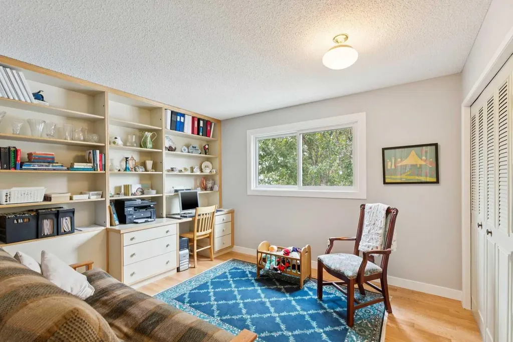 232 Thames Close NW Calgary AB T2K 5N4