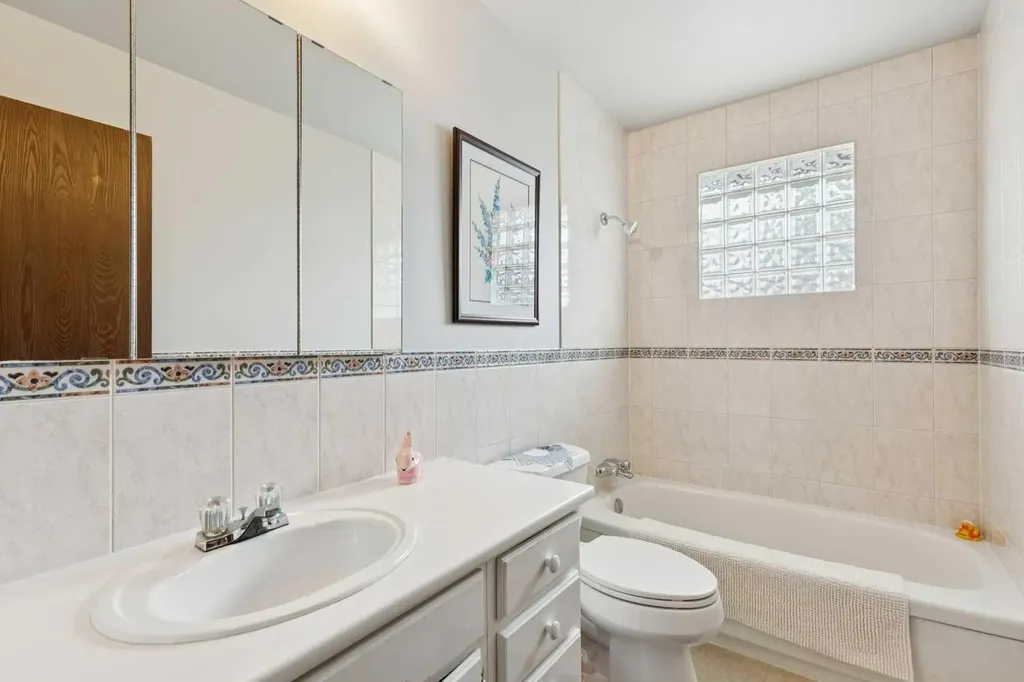 232 Thames Close NW Calgary AB T2K 5N4