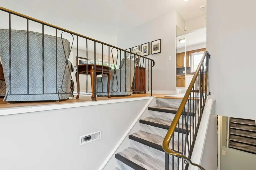 232 Thames Close NW Calgary AB T2K 5N4