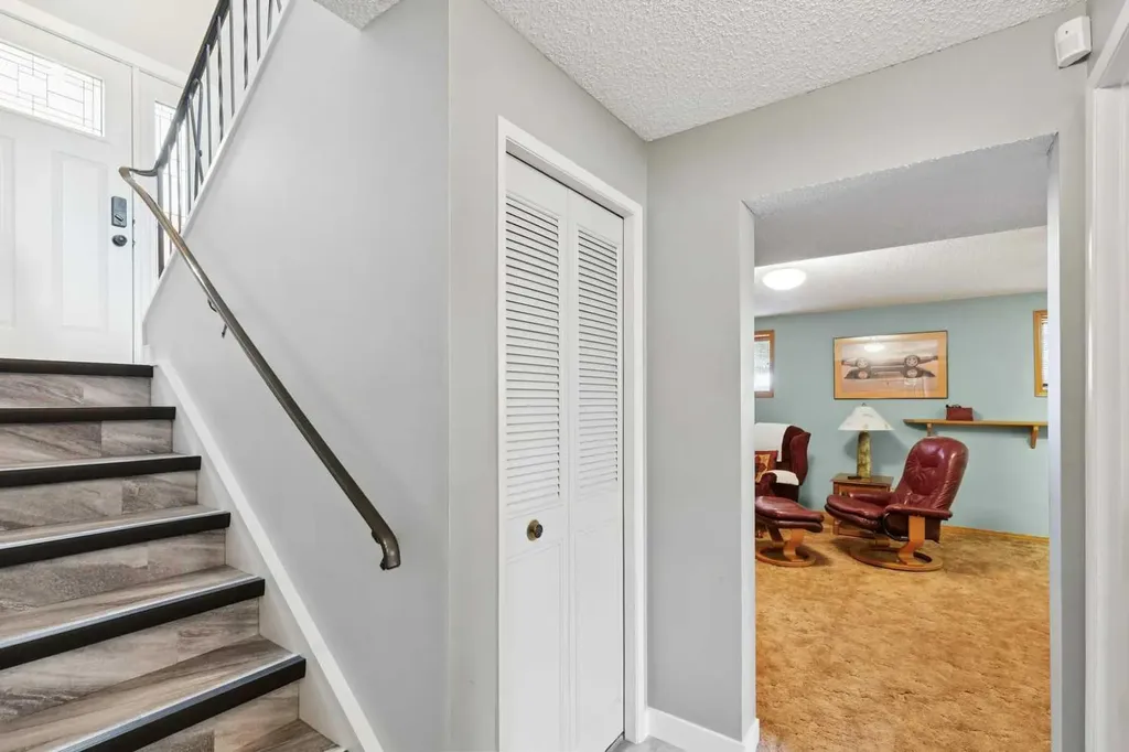 232 Thames Close NW Calgary AB T2K 5N4