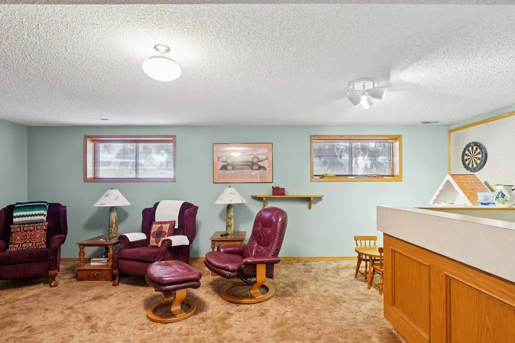 232 Thames Close NW Calgary AB T2K 5N4