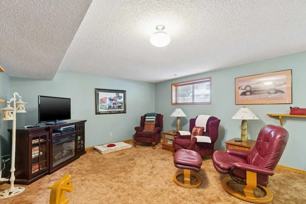 232 Thames Close NW Calgary AB T2K 5N4