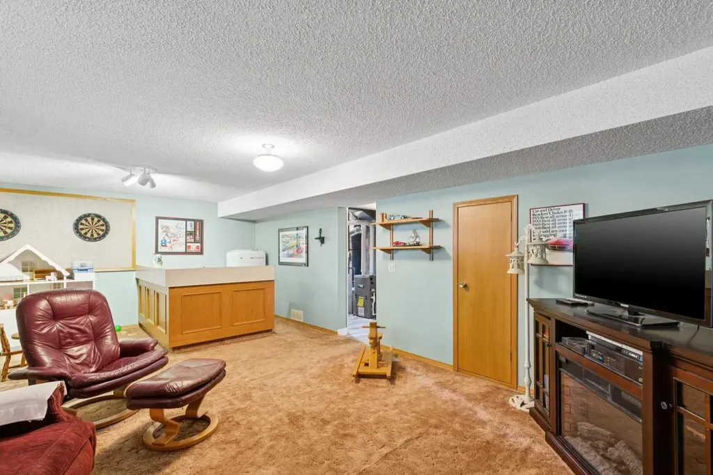 232 Thames Close NW Calgary AB T2K 5N4