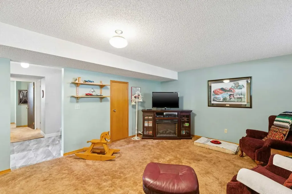 232 Thames Close NW Calgary AB T2K 5N4