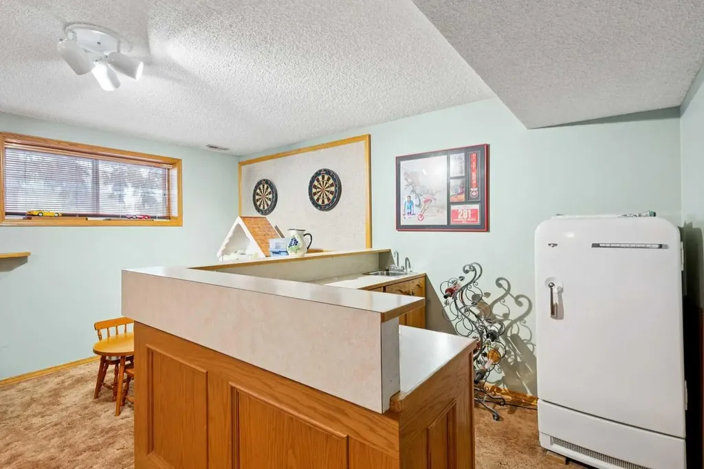 232 Thames Close NW Calgary AB T2K 5N4