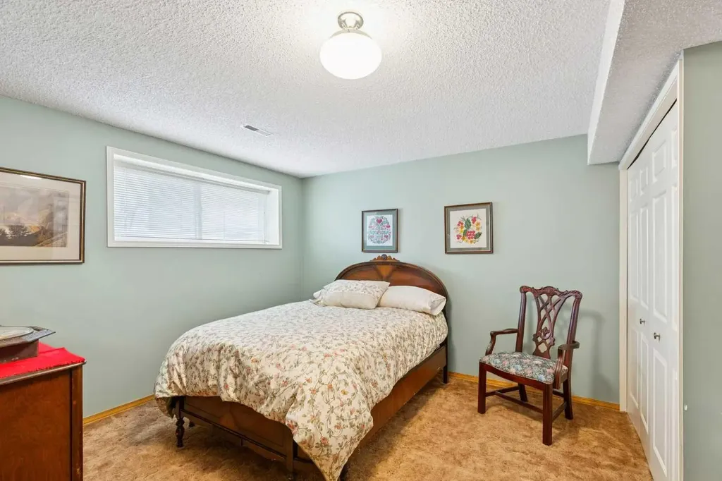 232 Thames Close NW Calgary AB T2K 5N4