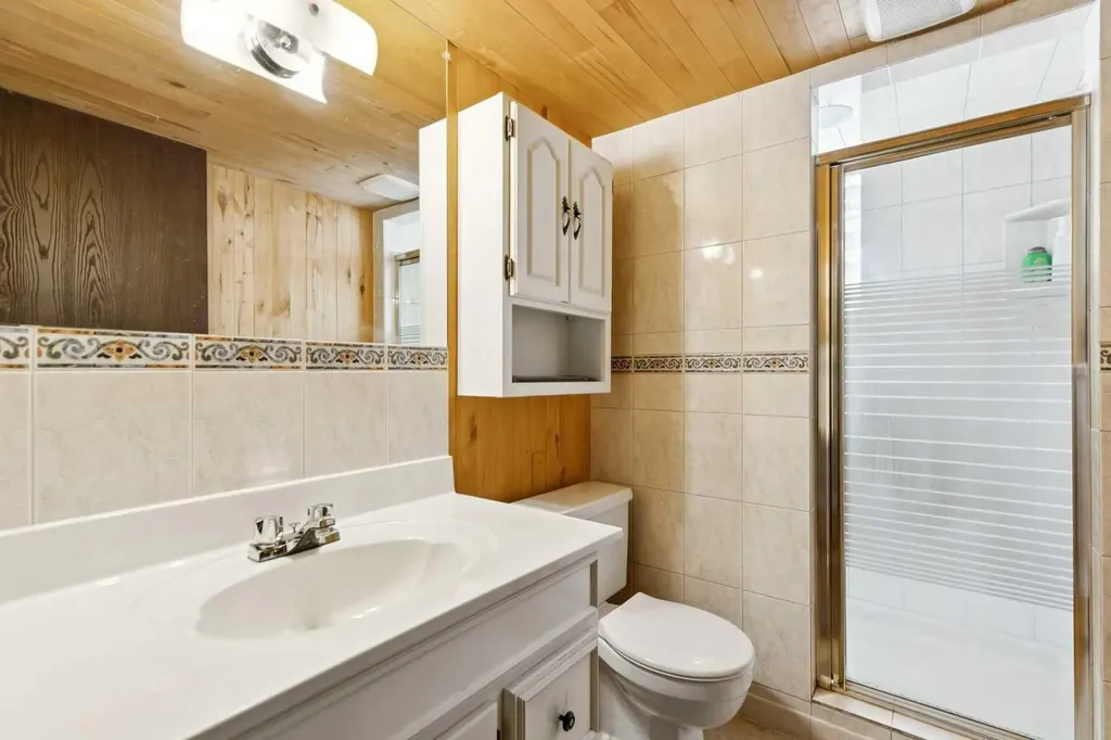 232 Thames Close NW Calgary AB T2K 5N4