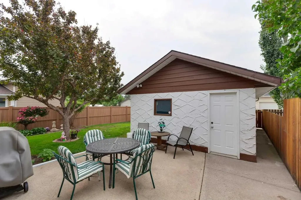 232 Thames Close NW Calgary AB T2K 5N4