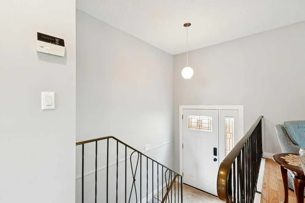 232 Thames Close NW Calgary AB T2K 5N4