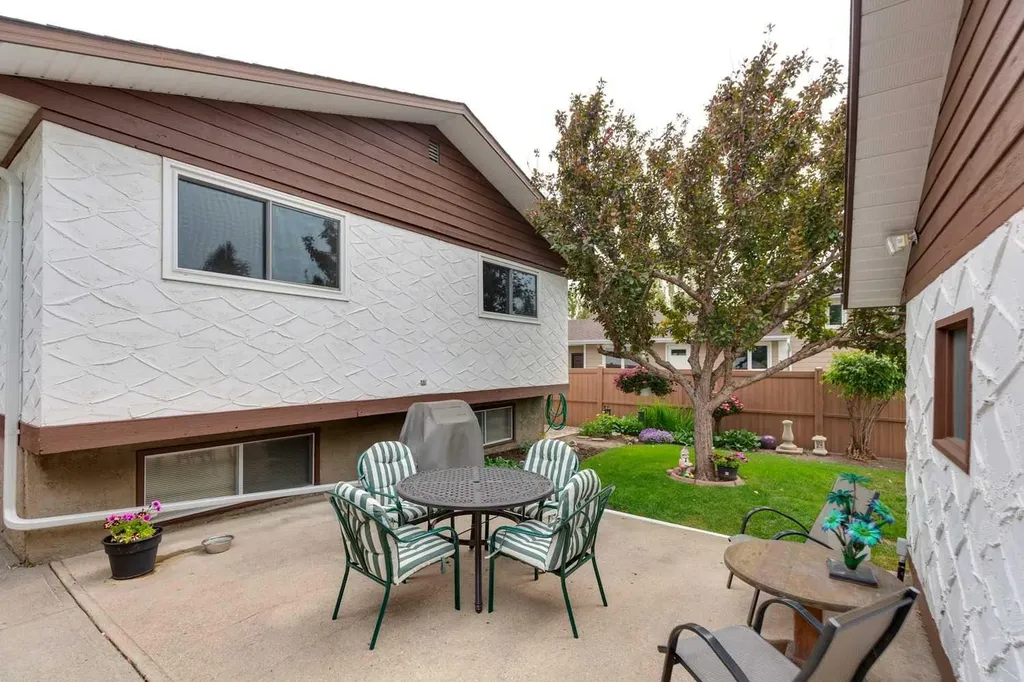 232 Thames Close NW Calgary AB T2K 5N4
