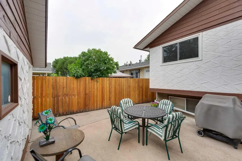 232 Thames Close NW Calgary AB T2K 5N4